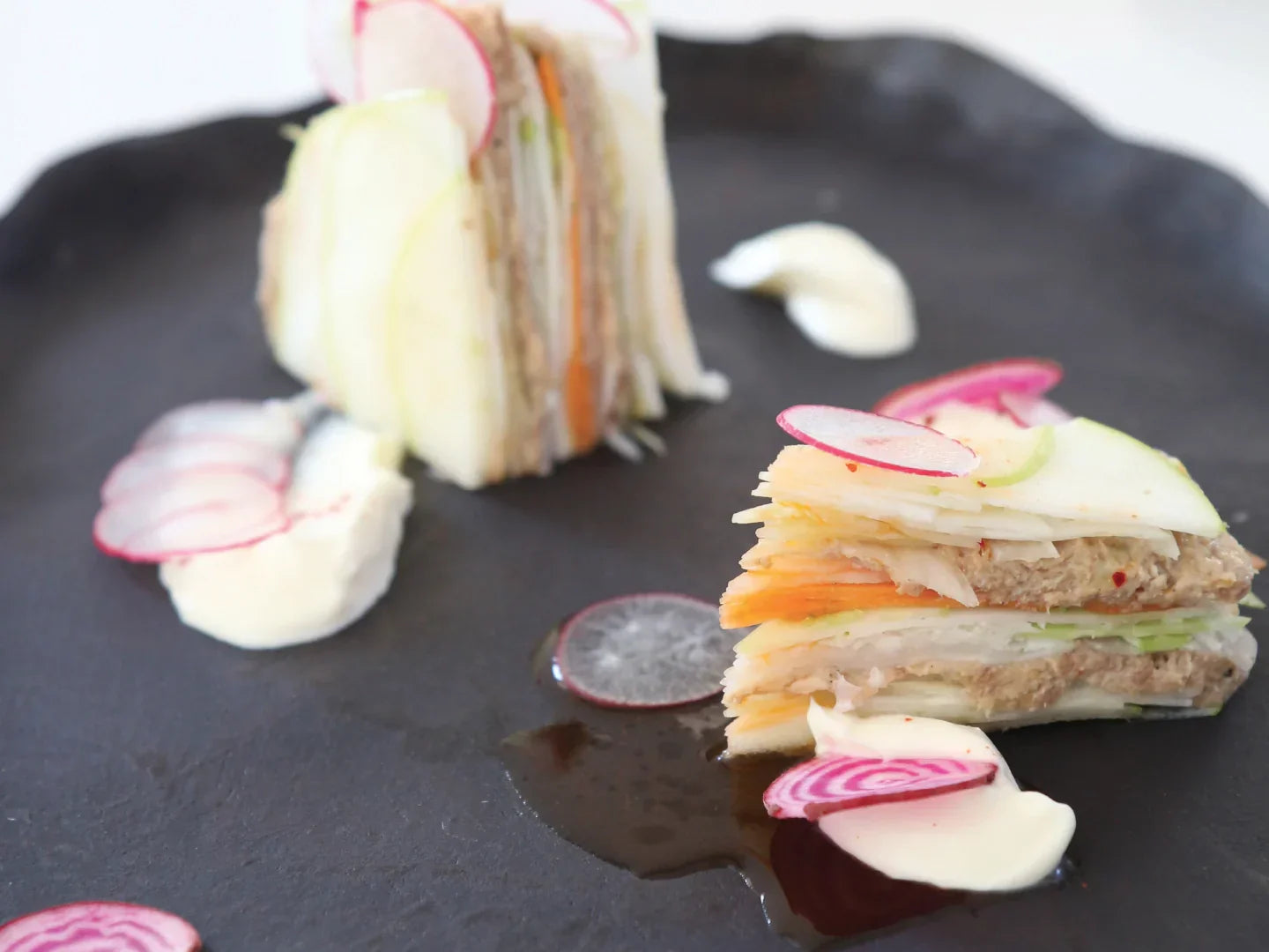 Strates de légumes et rillettes d’esturgeon & langoustines | Caviar Sturia